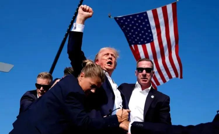 特朗普在美国宾夕法尼亚州举行竞选集会发表演讲时，现场响起枪声。他在特勤人员保护下