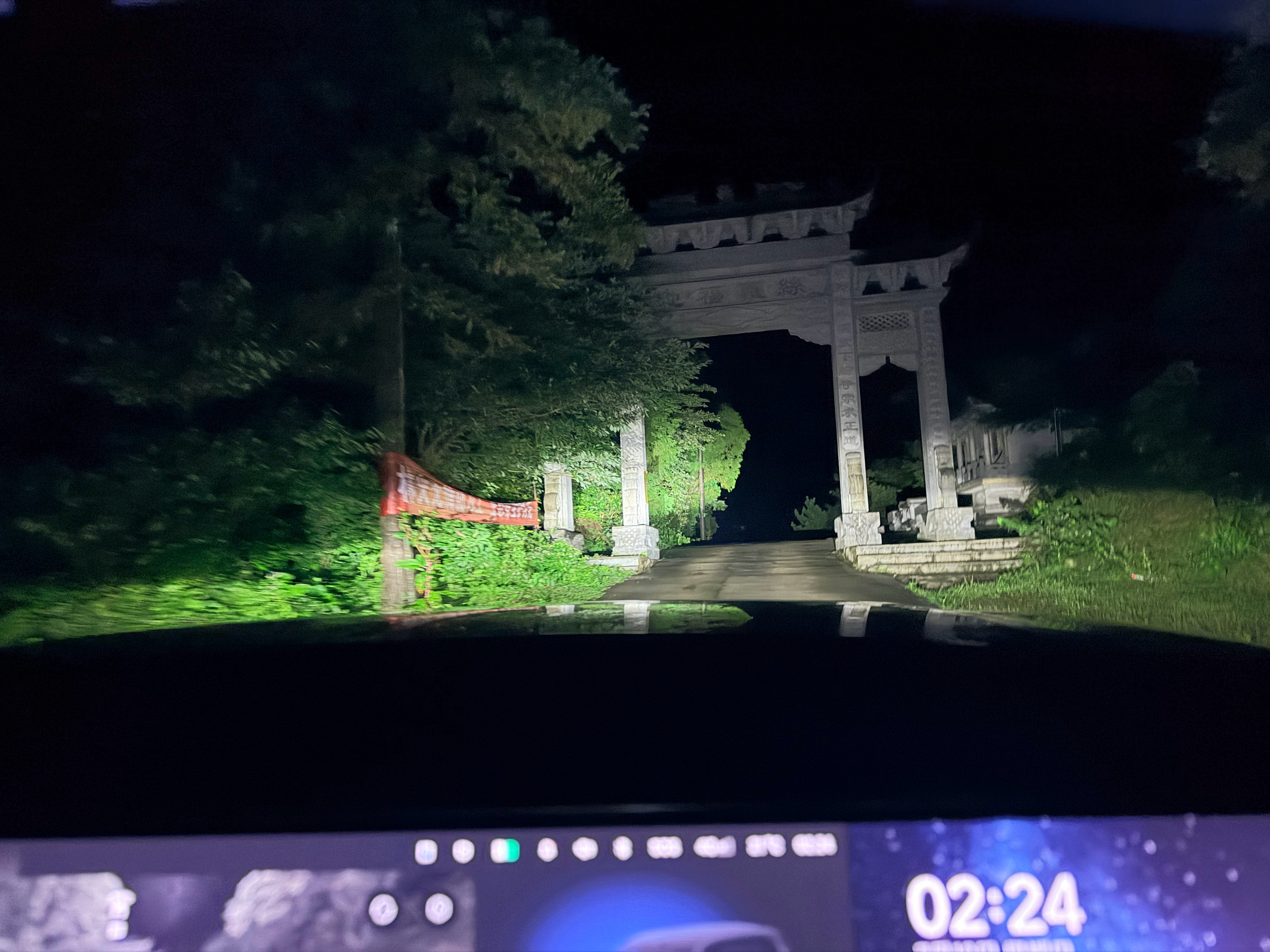 到达，一路上塌方已经解决了，一路上都是小牛牛在路上躺着睡 九江·佑圣宫