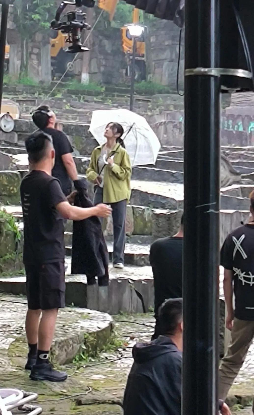在大学城熙街还以为看到了赵丽颖
乍一眼看和颖宝长得很像
激动的不行
结果听其他人