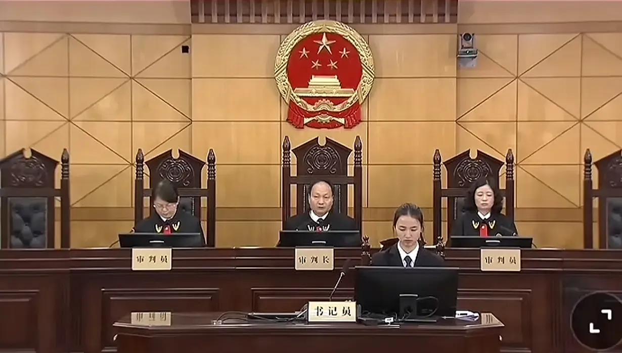 终于有人把《王者荣耀》给告上法庭了，游戏背后的规则坑害孩子。游戏好像故意操控输赢