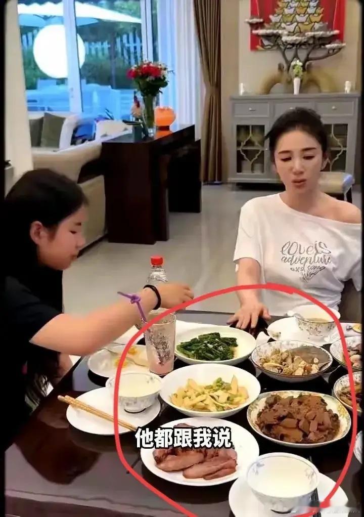 娱乐圈有多挣钱！看黄奕家的吃饭就知道了，一个过气了这么多年的明星，一顿饭两个人吃