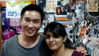 2012年，19岁的印度女孩莫迪娜，听说中国男人不打老婆、女人能挣钱，连夜收拾行