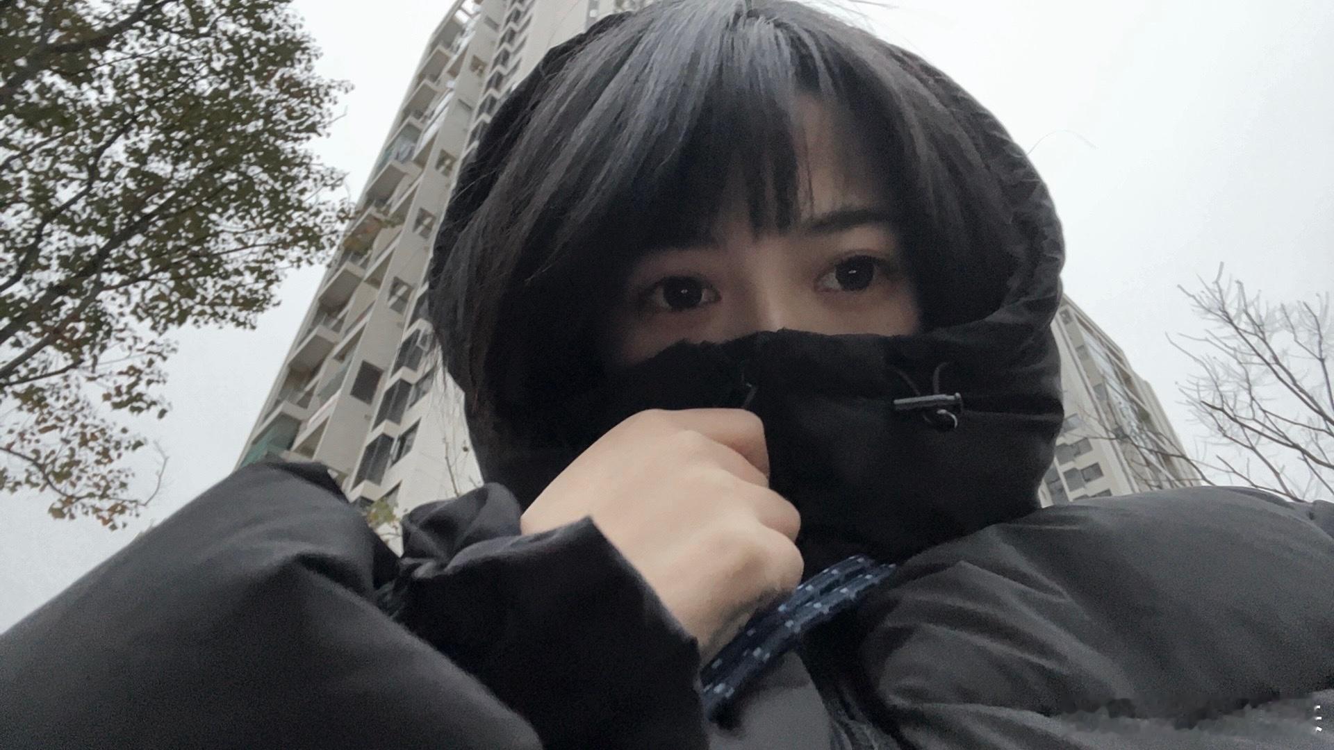 吃完饭洗完碗下来溜达冻成狗了哈[傻眼] 