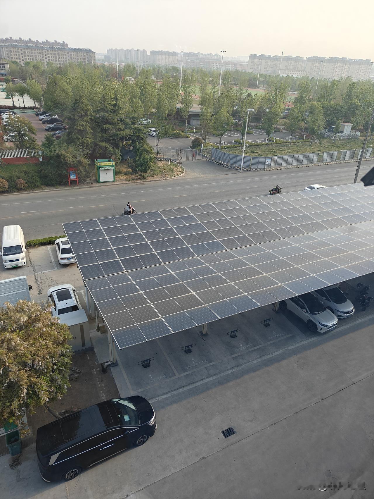 感觉光伏板建车棚充电桩才是王道呀！
我问了一下豆包，这个两三年就可以回本了！不知