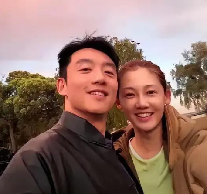 郑恺陪苗苗在墨尔本拍农场拍vlog，镜头里他反戴棒球帽，蹲在地里给苗苗递水浇肥，