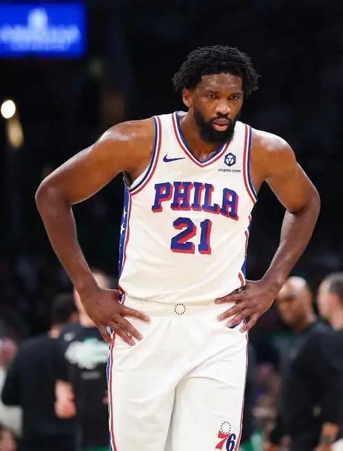 前一场还被骂软蛋，这场直接打爆绿军内线！恩比德 33 分 8 助攻带队客场翻盘，