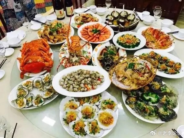 收盘了下班啦，盯了一天了也累了，该吃吃该喝喝，亏什么不能亏待自己[嘻嘻]晚上好好