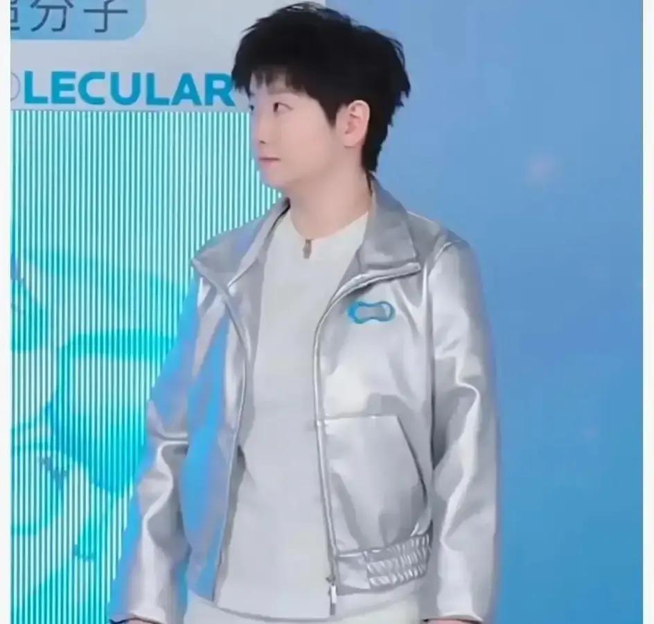 窗外树叶一动不动，直播却喊“陪你们到凌晨”。
 
粉丝一查，视频是提前录好的，连