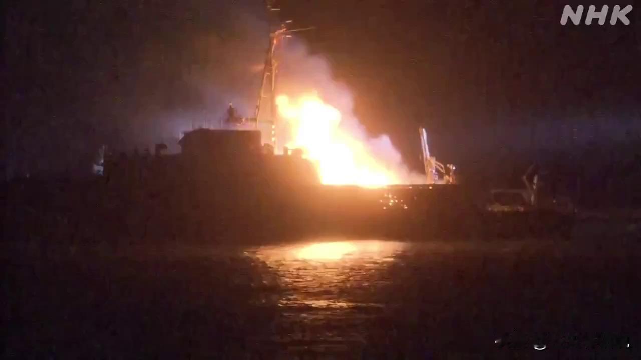 日本海上自卫队的一艘扫雷舰突发大火。据日本本地媒体报道，船上发生火灾后，船员无法