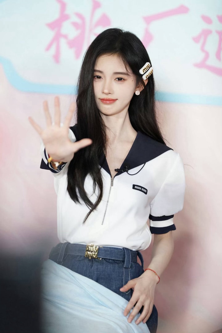 鞠婧祎   jjy鞠婧祎姜黎非jjy鞠婧祎露芜衣“在风华正茂的年纪遇见了你这束最