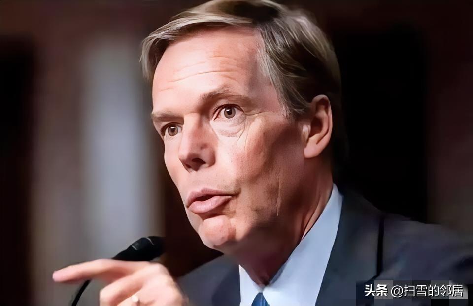 已经回到美国并卸任的美国驻华大使伯恩斯发文说，中国面临一个根本性的问题，他们声称