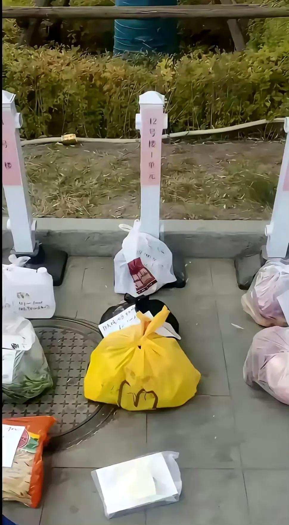 物业脑路大开，外卖小哥给业主送餐和上坟一样！ ​​​