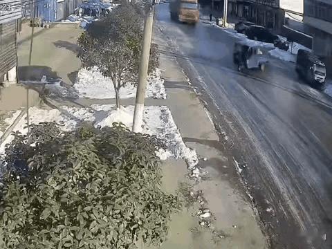 大货车真是倒霉，遇到这样的事情只能自己承担吧