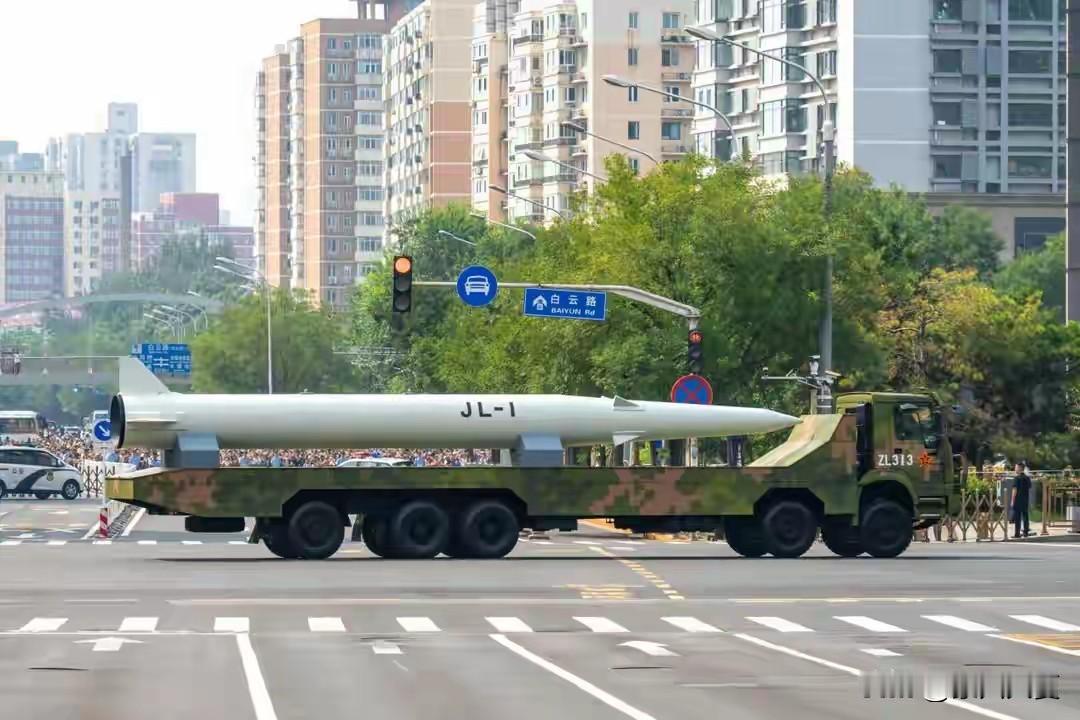 不怕6六爷挂满弹药，就怕六爷机腹只挂一枚惊雷1号。
 
军迷圈流传一句大实话：轰