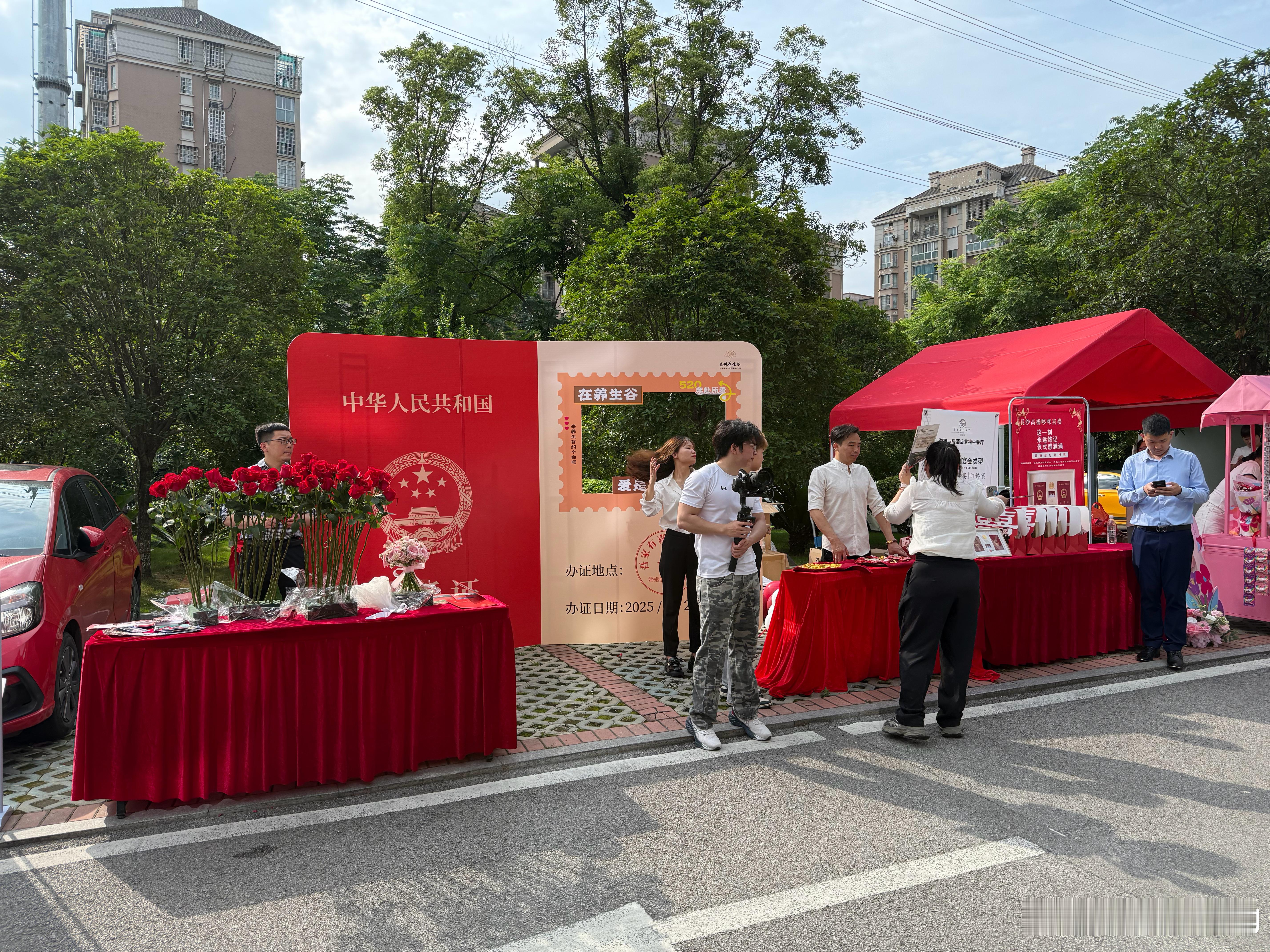 今天领证结婚的好多啊[doge]这得拍几个小时了…… ​​​