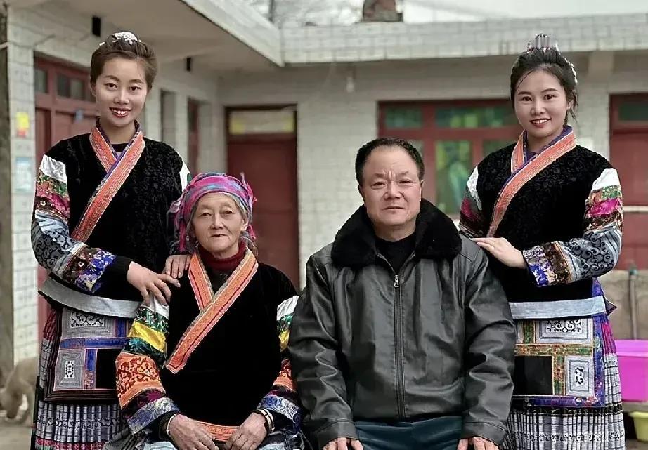 杨妞花：我的聋哑养父才是最可怜的人

杨妞花的养父是一位聋哑人，从小就与奶奶相依