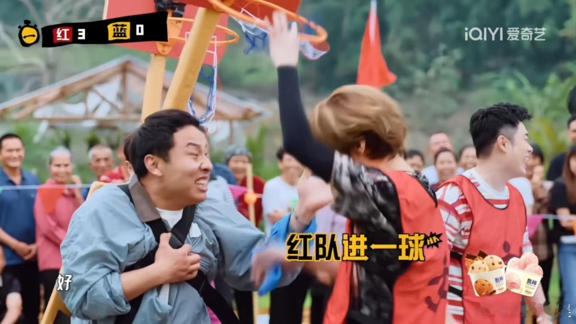 邓超被谁打了邓超可以问鹿晗哈哈哈哈哈 场面太混乱了，邓超被人一巴掌拍懵了，当场质