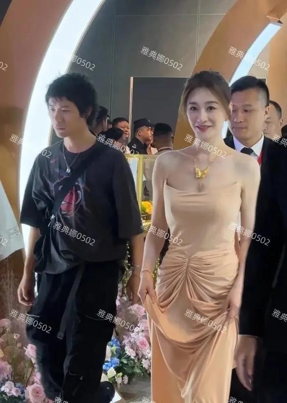 深圳水贝偶遇李小冉，颜值惊艳到失语！
 
谁懂啊！在深圳水贝见到李小冉本人，直接