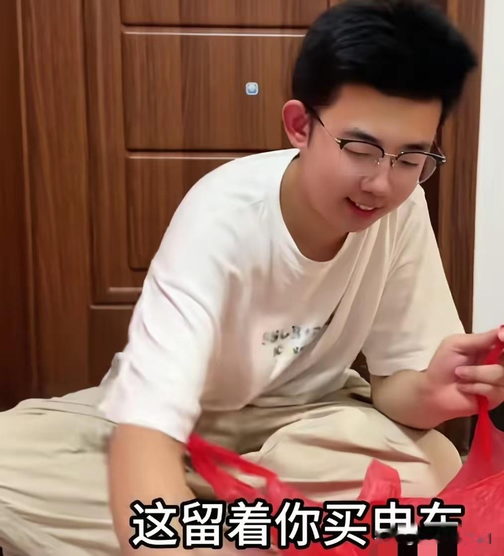 安徽一男孩，高考结束回家后，一把将妈妈拉进房间里，神神秘秘拿出一个袋子：“妈妈，