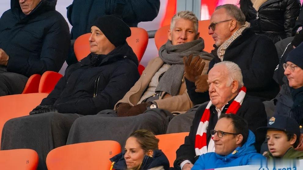 本轮比赛，施魏因斯泰格出现在看台上。赫内斯透露，自己几个月前就跟小猪说过，后者可