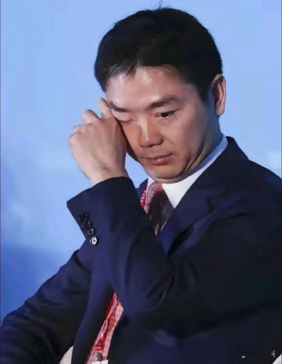 见过偷仓库的，
没见过这么“专业”的！
巴黎深夜，12个蒙面人上演真人版《盗梦空