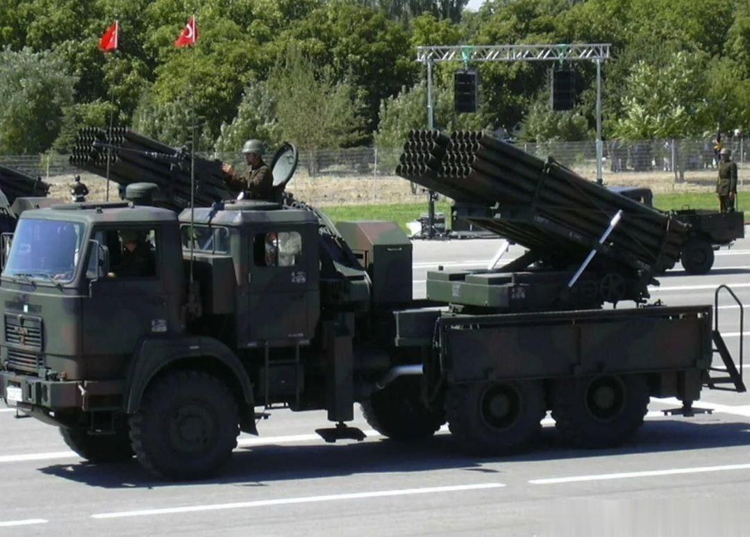 库皮杨斯克方向俄军击毁了一辆乌军的土耳其制T-122“Sakarya”火箭炮
俄