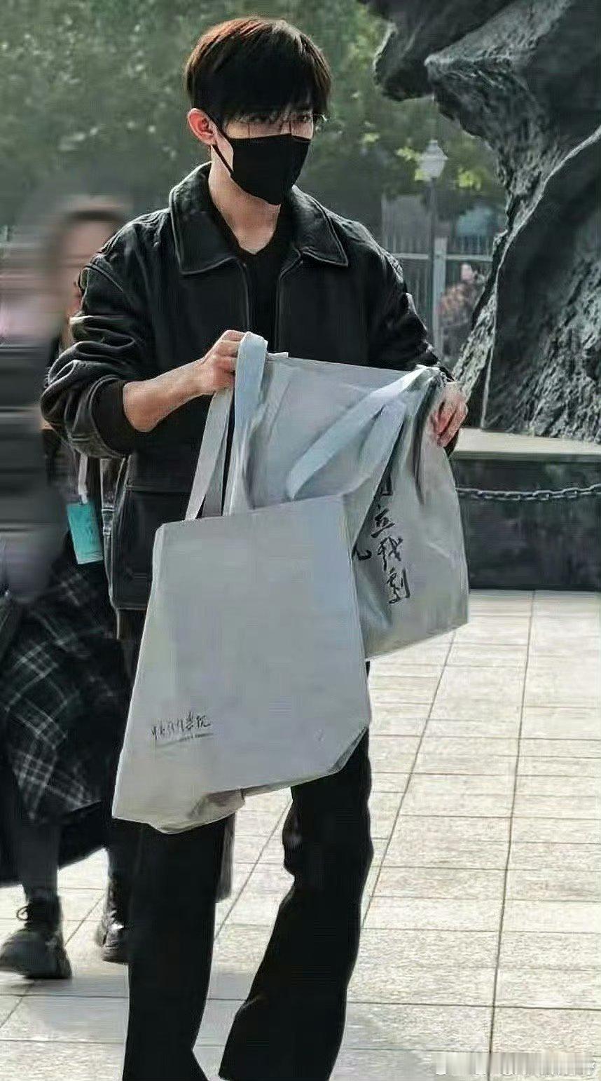 易烊千玺学士服照期待千玺的毕业照，穿学士服好好看啊！ ​​​