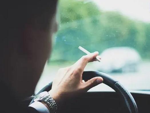 “这就是开车抽烟的下场！”上海，一男子开车期间抽烟，交警发现后，罚了男子200元
