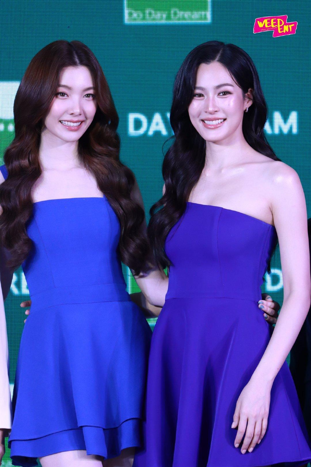 邝玲玲、Orm Kornnaphat合体出席品牌活动，身穿蓝色系裙装，好一对明艳