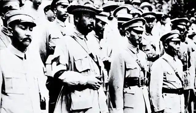 1934年，红17军军长张涛叛逃投敌，却把过往捂得严严实实从大头兵干起：他死守的