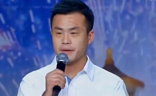 2000年，一位20岁的犯人在狱中爱上了女教官，向她大胆表白后，女教官塞给他一张