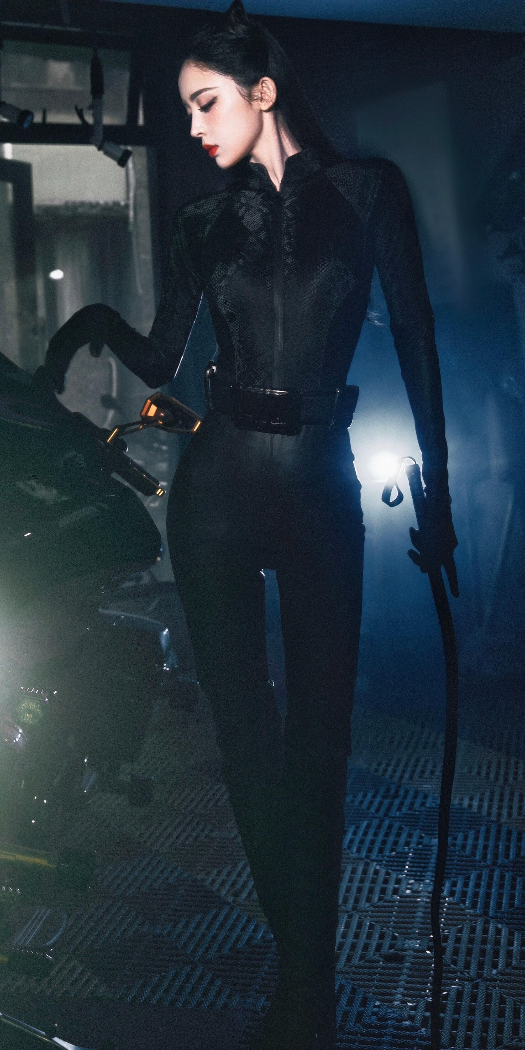 古力娜扎酷感十足的“暗夜猫女” 