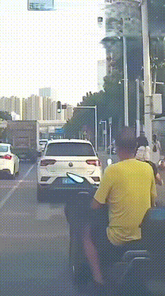 电动车超车撞人直接溜！别以为非机动车逃逸没事
 8月9日，武汉一处十字路口车流拥