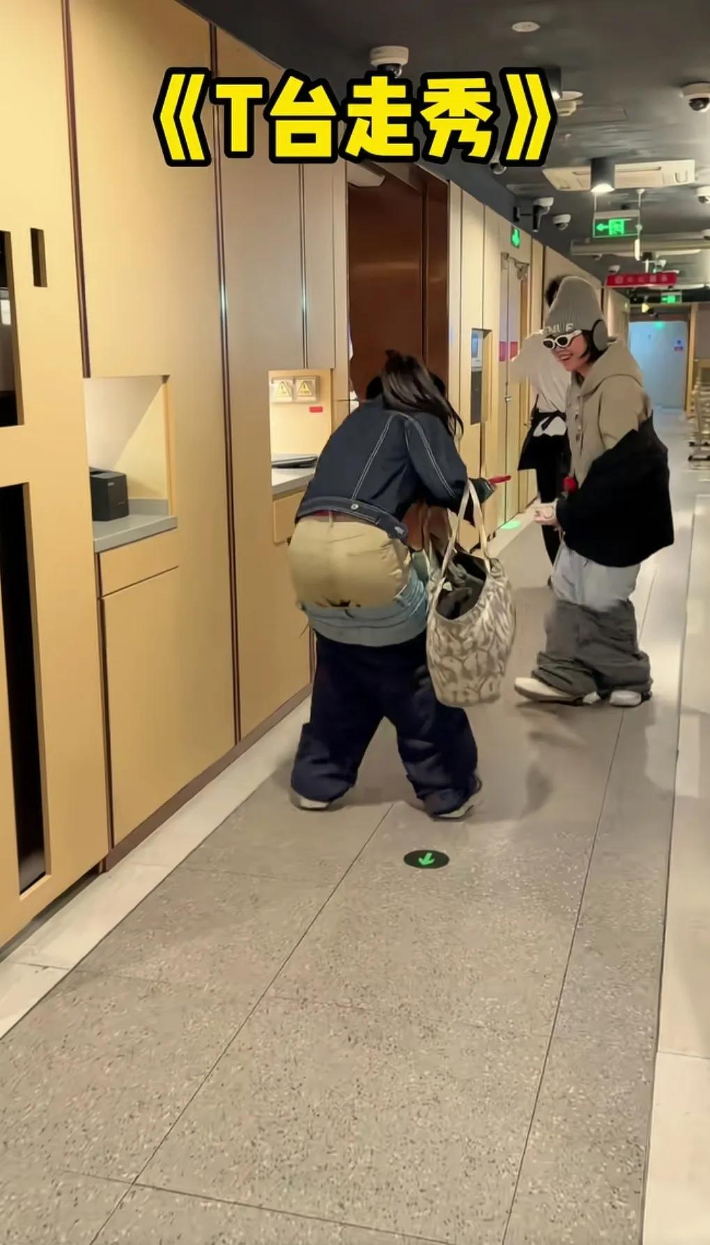 理解不了这种时尚潮流，裤子这样穿走路都困难，根本没有美感。