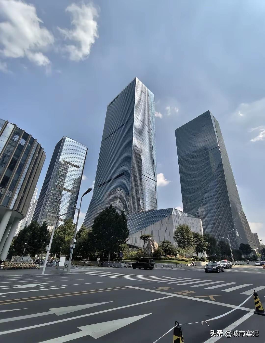 看看济南这城市建设太出彩了，楼不讲究多高，但是美的很高级。
就这城建别说山东第一