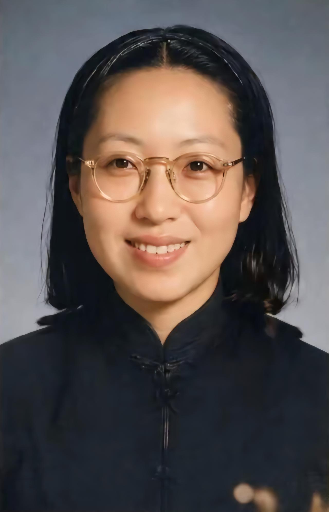 王铎：张爱玲19岁上学的样子。这个时候，还说得过去。