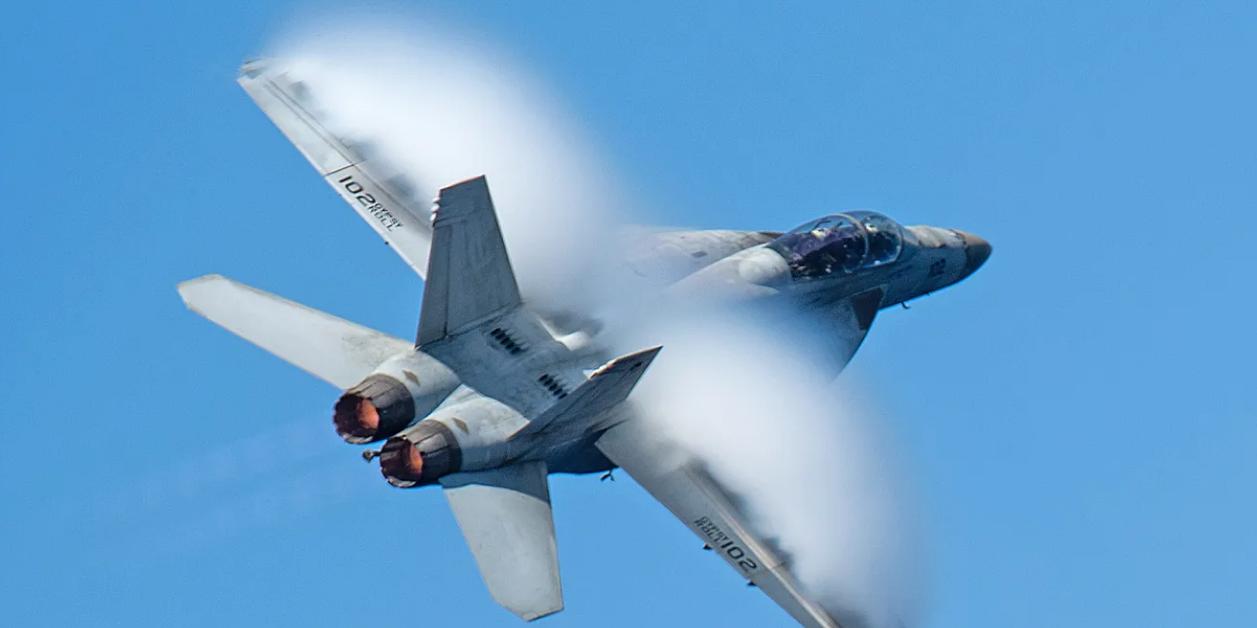 图文：美F/A-18“超级大黄蜂”使用20毫米机炮向1艘伊朗船只的舵发射数发炮弹