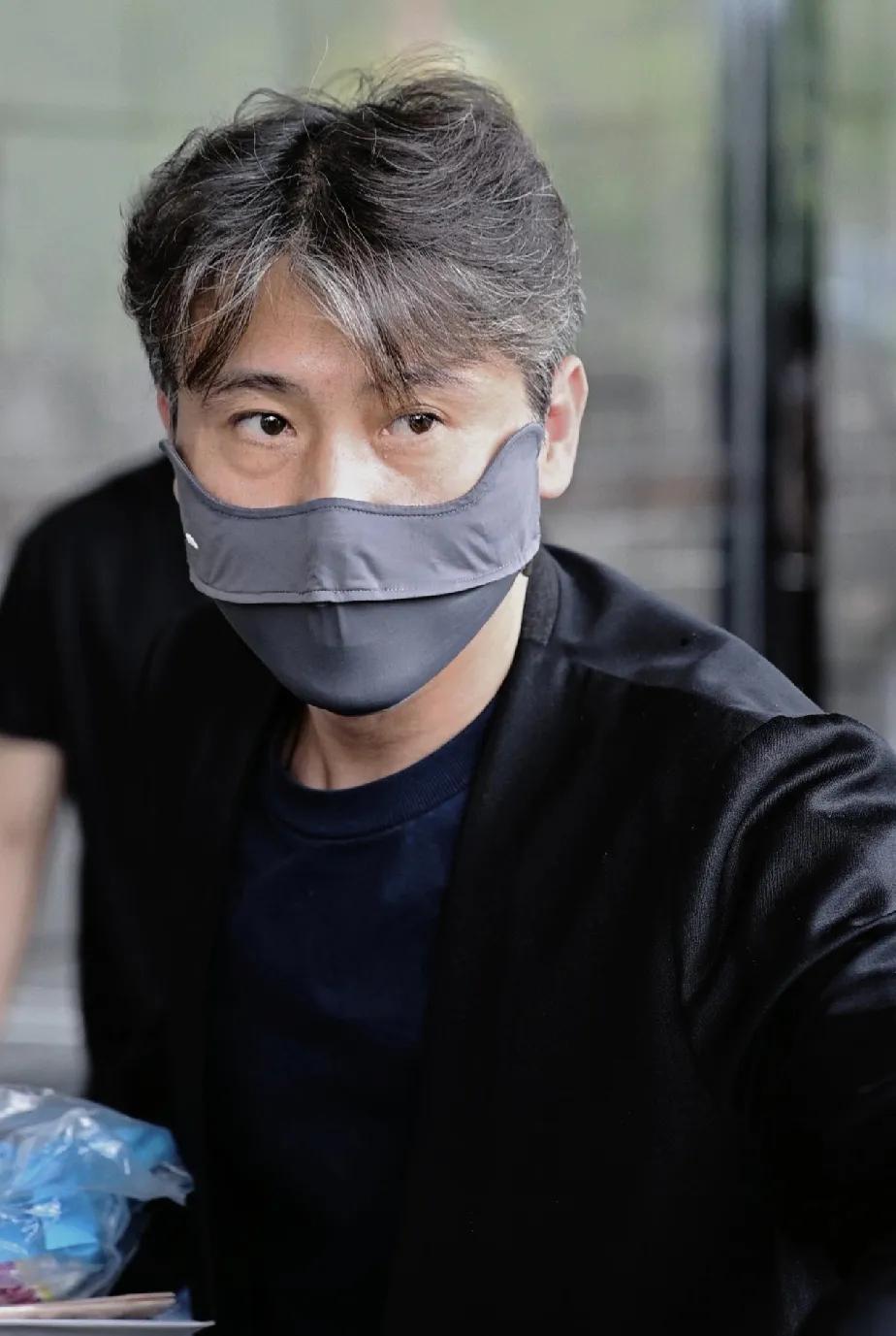 好友的离世，
就可以击垮一个男人！
5月24日出现的李乃文，
感觉一下子苍老了好