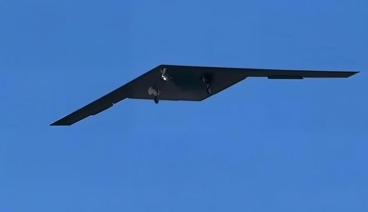 RQ-180出现了，美国终于在损失二十架侦察无人机后，动用了它的最保密的军事资产