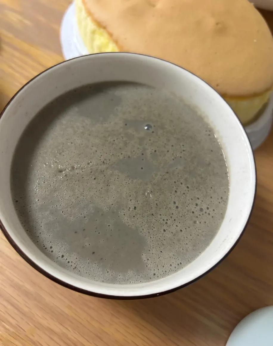 跟老人同住的“甜”是真甜，“堵”也是真堵。
 
外人总说：有人帮带娃、回家有热饭