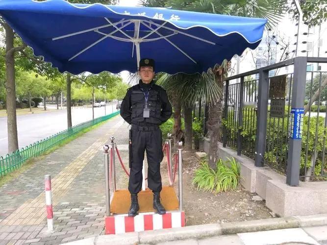 请你，给保安一个理解的微笑。。。。
你对你家门口的保安工作满意吗？。。。
#职场