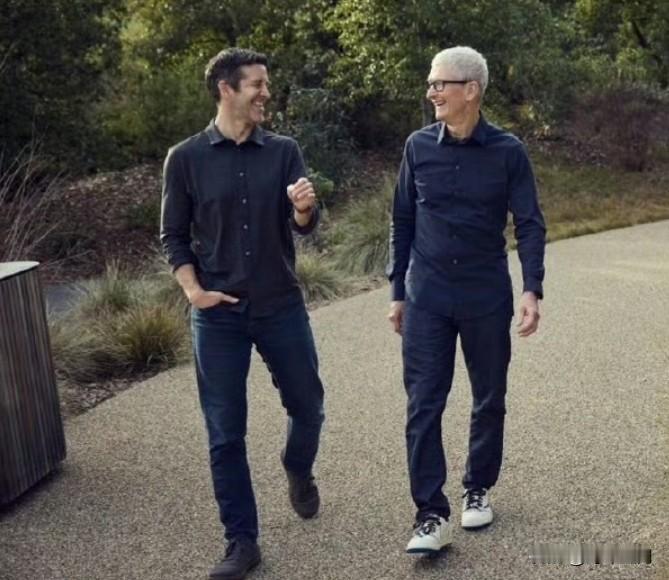 苹果公司首席执行官蒂姆·库克将卸任。苹果周一宣布，任命公司长期负责硬件业务的高管