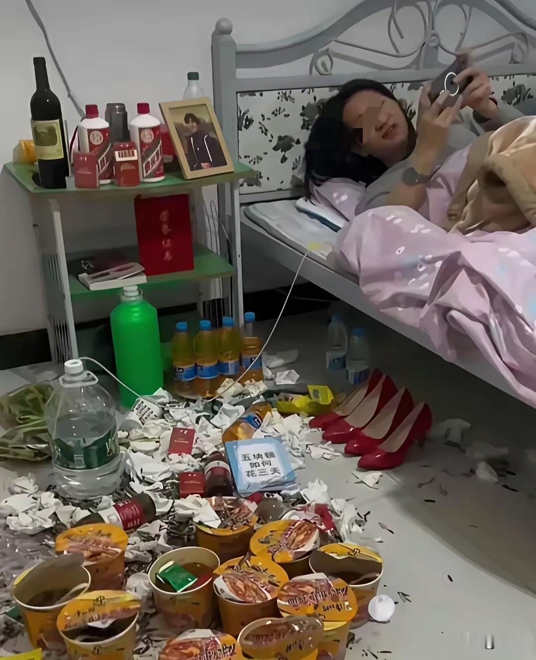 现实真有这样的人吗？反正我是不太敢相信，这房间老鼠进了都得抖一抖，太乱了。你说男