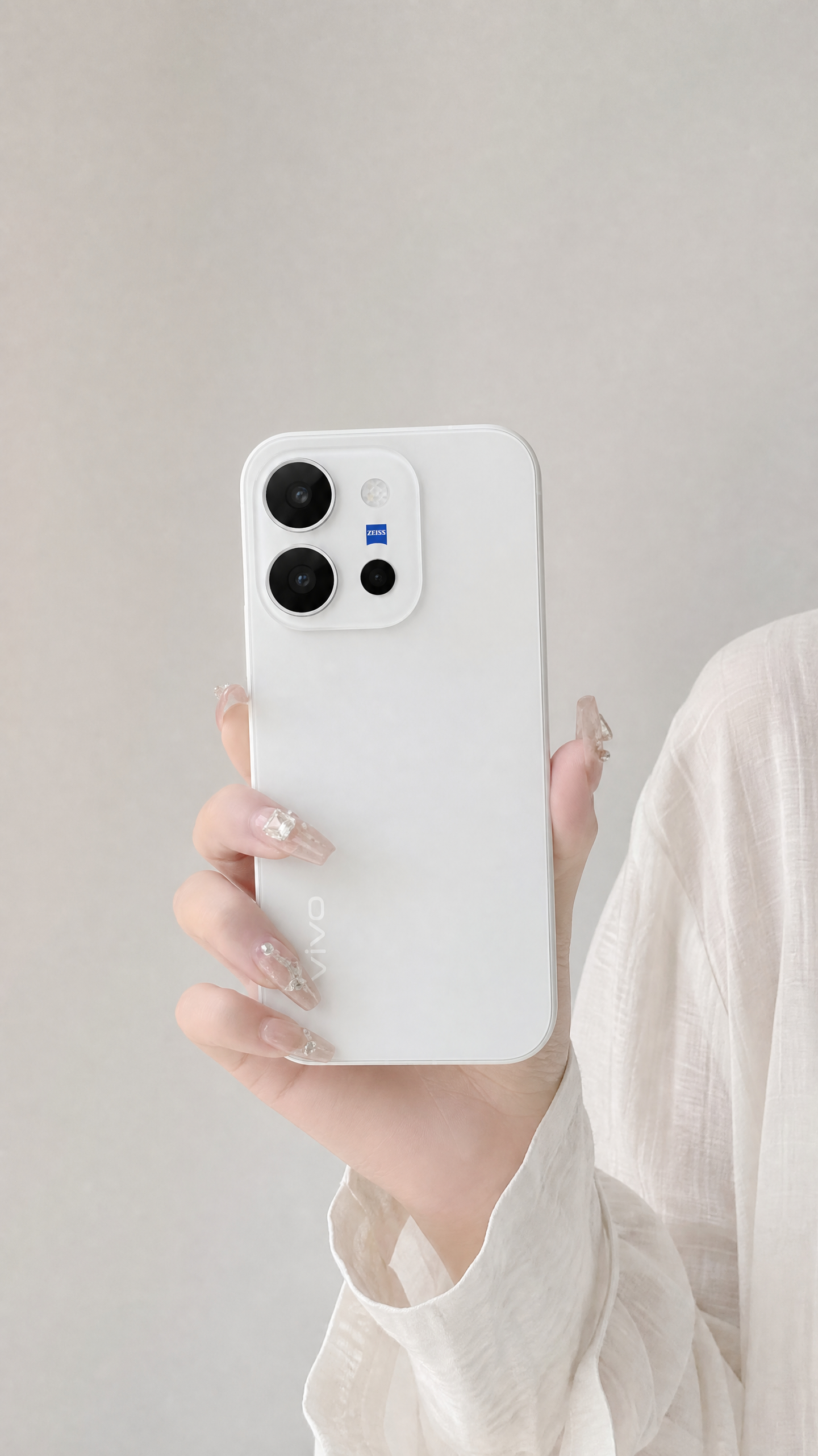 vivo X300 E月光白，承袭东方传统月白古色，揽清宵月色凝于机身后盖。冷雕