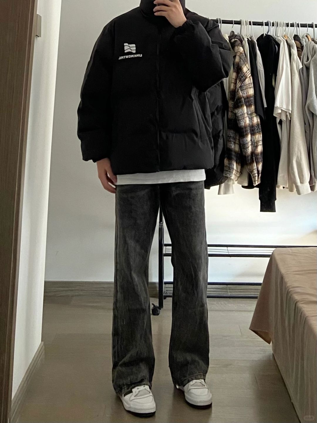 男生冬季穿搭｜黑色高领棉服➕烟灰色牛仔裤！