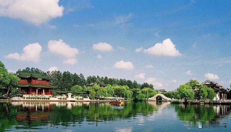 五律·西湖
（平水韵）
钱江菁华好，美景出余杭。
拍岸湖波起，迎山碧水彰。
仲春