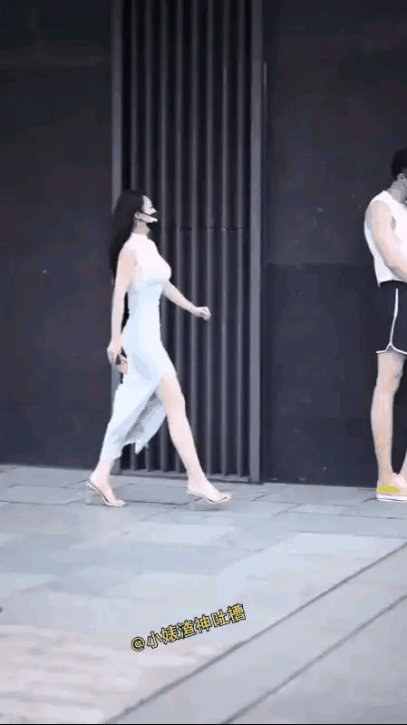 打在手上痛在脸上。
一位身材高挑的女子发现她的帅哥男友在和美女唠嗑，醋劲大发，上