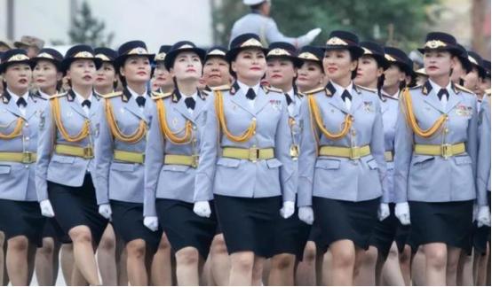 世界上最安全的两个国家，一个谁也打不过，一个谁也不敢打，世界纷纷扰扰，但有两个国