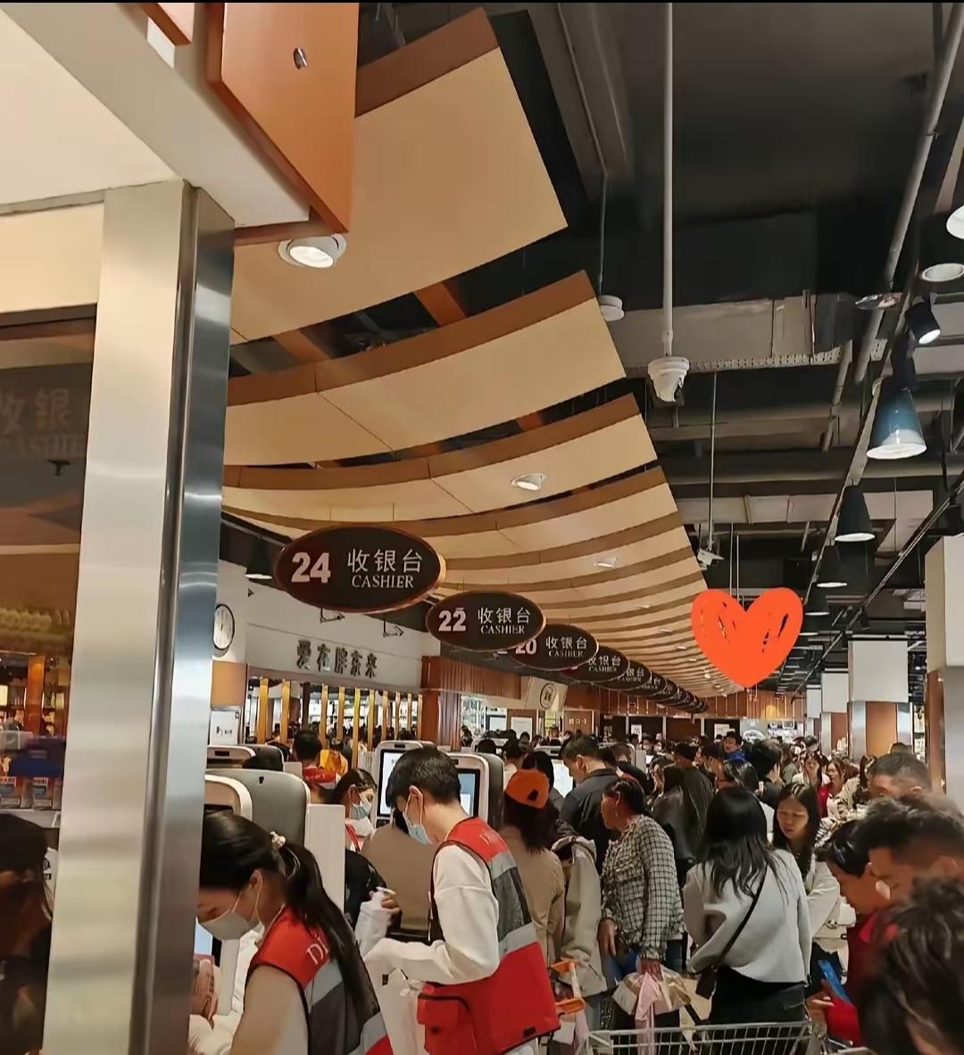 “我姐在胖东来干了一个月
拿了1万1的工资。家里人都挺高兴，但我发现，让她整个人