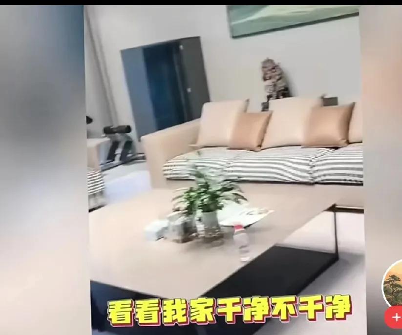 闫学晶儿子婚礼奢华刷屏，她却在农村舞台唱起歌来。
你以为她靠前夫财富躺赢？202